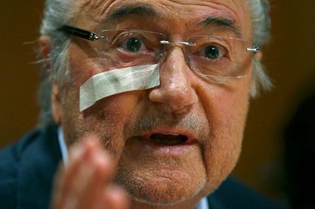 Bị cấm 8 năm, Blatter xin lỗi 8 lần trong 1 phút
