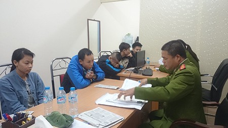 Triệt phá đường dây sản xuất nước Lavie giả