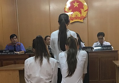Khách uống bảy ly rượu mới được 'đi dù' với tiếp viên