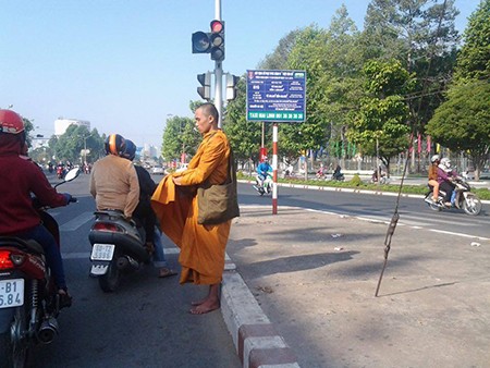 'Sư' giả tiếp tục rầm rộ xuống phố Biên Hòa