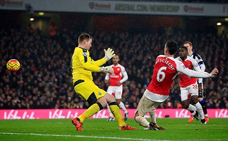 Koscielny tỏa sáng, Arsenal vững ngôi đầu