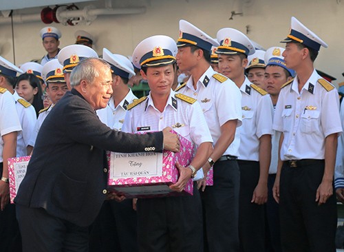 Quà tết ra với quân, dân Trường Sa