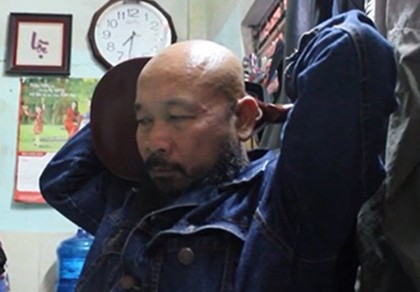 Video võ sư có biệt tài chơi đàn mandolin sau gáy