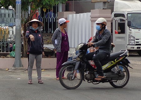 Chùm ảnh: Cò vé tàu tung hoành trước cửa ga Sài Gòn