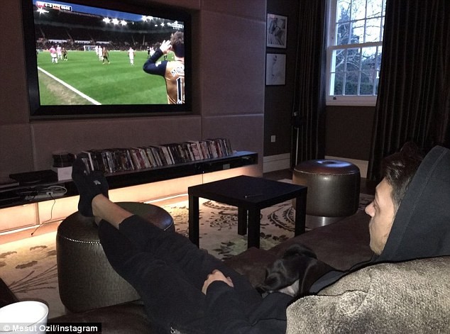 Ozil bình thản ngồi ghế sofa xem Arsenal bế tắc trước Stoke