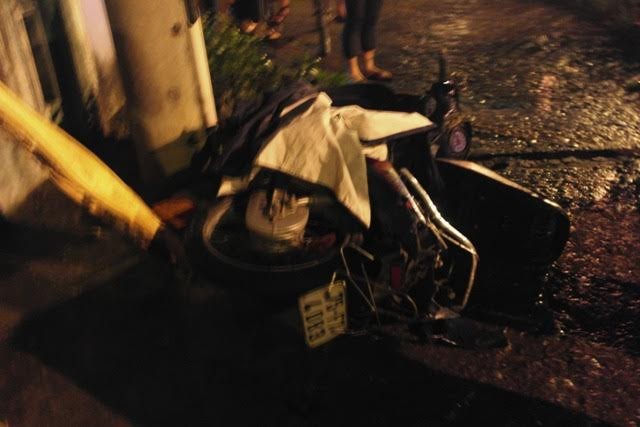 Tàu hỏa kéo lê xe máy, một người nguy kịch