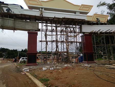 Xây cổng chào tiền tỉ mừng ngày thành lập huyện