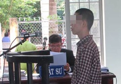 Hoãn xử vụ ‘học sinh tạt acid trưởng công an xã'
