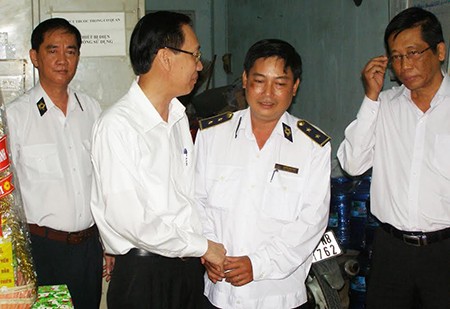 'Các em nhớ gọi điện chúc tết vợ, con ở nhà'