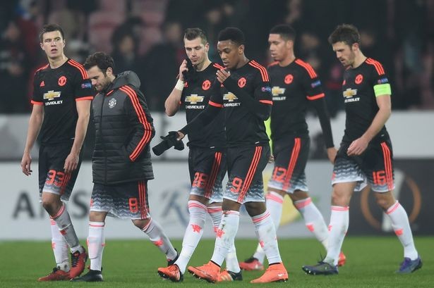 Đá quá dở, hàng loạt sao Man Utd bị giảm lương
