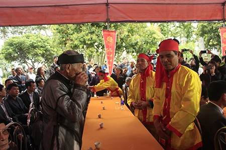 Minh thề vẫn bó hẹp trong làng