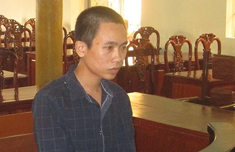 Nhìn một cái, bị đòn đến hai lần