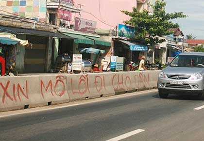 Mở dải phân cách quốc lộ cho dân đi