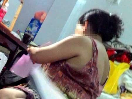 Bài 3: Gái bán dâm bị cột bằng nợ nần
