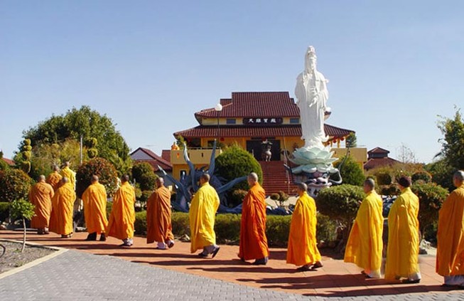 Tour hành hương hút khách