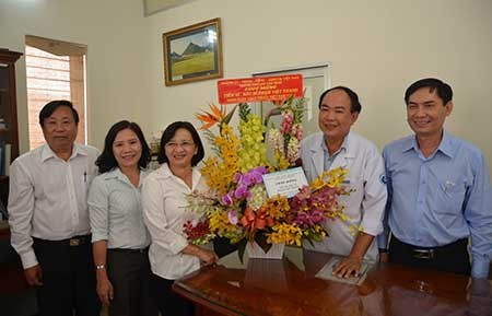 Lãnh đạo TP.HCM thăm các thầy thuốc