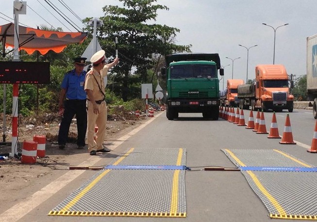 Trạm cân tê liệt vì tài xế đóng cửa xe bỏ đi