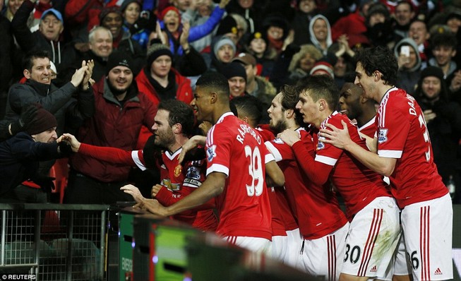 Đối thủ rủ nhau 'phơi áo', Man. Utd vui như mở hội