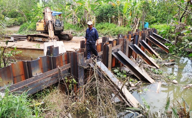 Dân đến xã phản ứng nhà máy ngăn đập giữ nước ngọt
