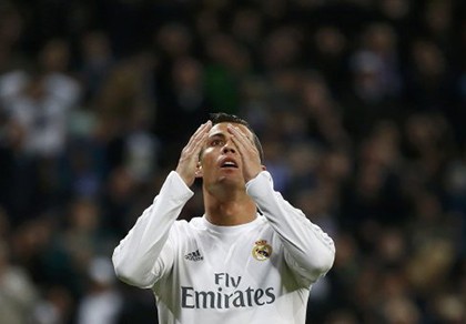 Ronaldo điên đầu vì ghi bàn vẫn bị fan la ó