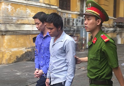 Dựng chuyện, dùng bom xăng tống tiền đại gia xài tết