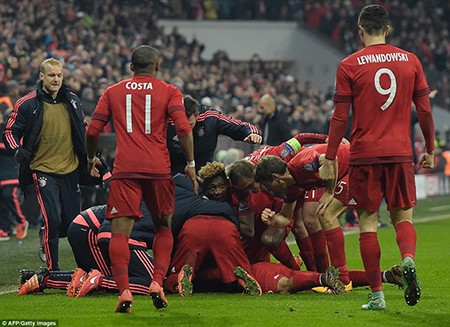 Bayern ngược dòng không tưởng loại Juventus, Barca thắng dễ Arsenal