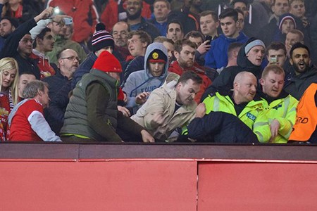 Fan M.U và Liverpool ‘choảng nhau’ ngay trong sân