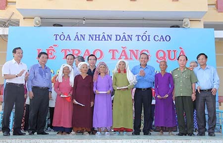 Chánh án TAND Tối cao Trương Hòa Bình tặng quà cho dân vùng hạn
