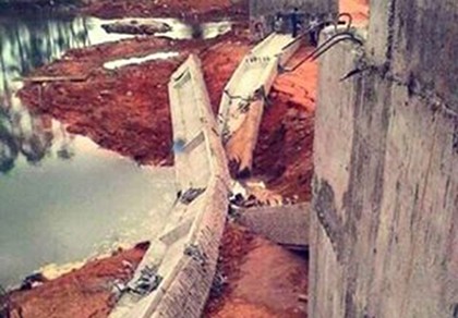 Dầm cầu sập rơi xuống suối khi đang thi công