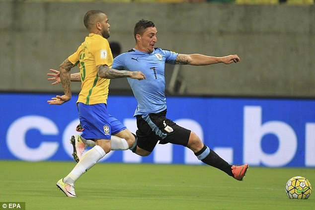 Brazil 2-2 Uruguay: Ngược dòng ngoạn mục