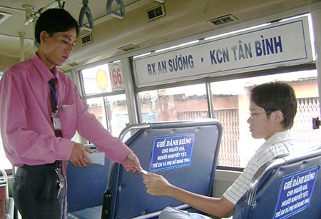 Cuối năm nay, người dân sẽ quẹt thẻ khi đi xe buýt