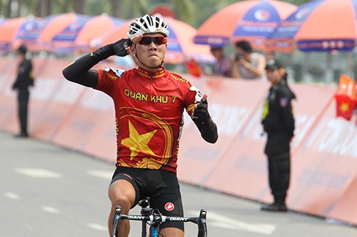 Nguyễn Thành Tâm chiếm trọn 3 màu áo
