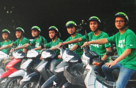 Tài xế Grab Bike thường xuyên bị 'bắt chẹt' ở sân bay