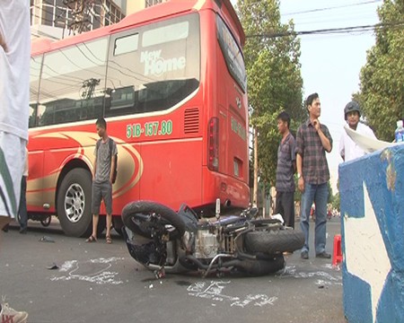 Xe máy 'kẹp' 3 tông xe khách, 3 thanh niên nhập viện