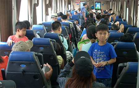 Một ngày hơn 6.100 khách đi tàu ngoại ô Sài Gòn - Dĩ An