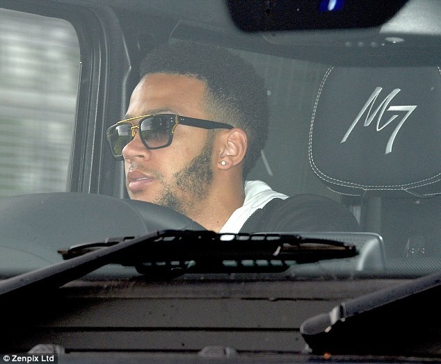 Bị loại khỏi đội hình M.U đá chung kết FA Cup, Depay nổi giận