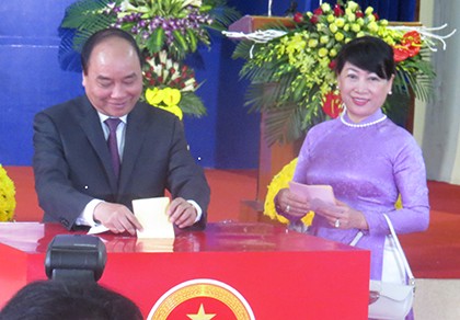 Thủ tướng Nguyễn Xuân Phúc cùng phu nhân bỏ phiếu tại Hải Phòng