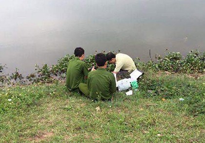 Chị gái sát hại em trai cùng cha khác mẹ
