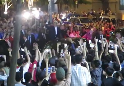 Ngoại trưởng Mỹ John Kerry trong 'vòng vây' người Sài Gòn