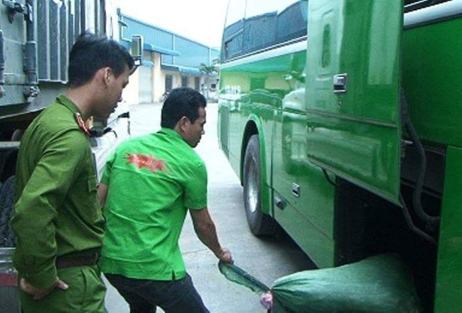 Phát hiện xe khách chở 2 bao tải mỡ động vật hôi thối