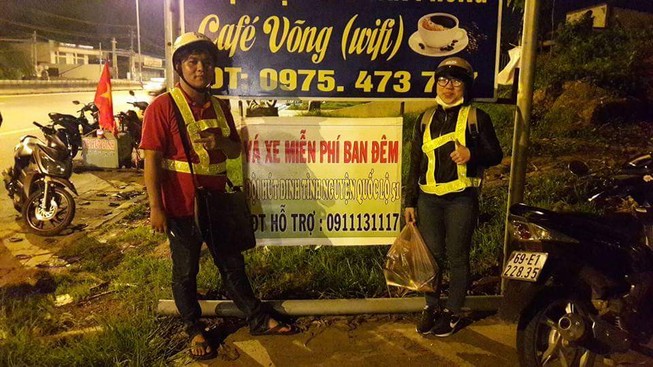 Theo chân những 'hiệp sĩ' vá xe đêm miễn phí trên quốc lộ 51