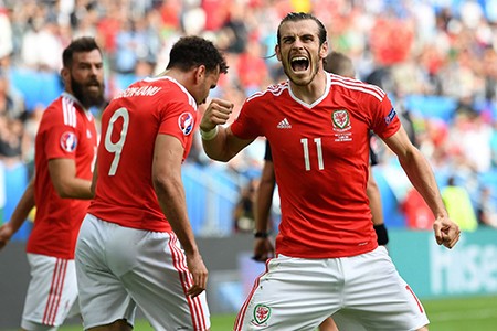 Bale tỏa sáng, Wales có 3 điểm đầu tiên tại Euro 2016