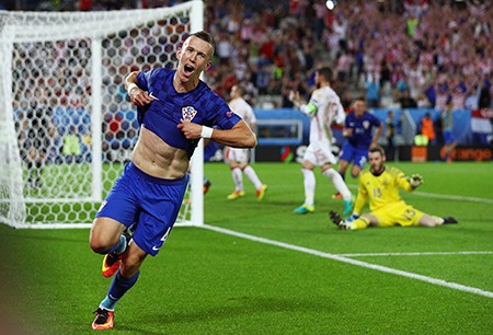Ramos sút hỏng phạt đền, 'bò tót' mất ngôi đầu bảng