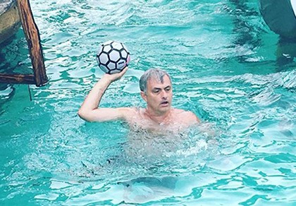 Jose Mourinho vui chơi không quên nhiệm vụ