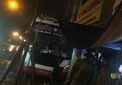 Xe khách mất lái húc đổ cây, lao vào nhà dân
