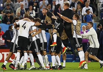 Thắng penalty đau tim, ‘cỗ xe tăng’ Đức vượt qua định mệnh!