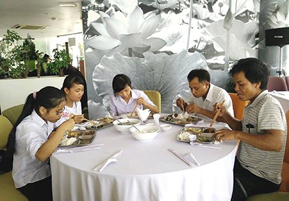 Thí sinh ăn trưa miễn phí trên sông Hương