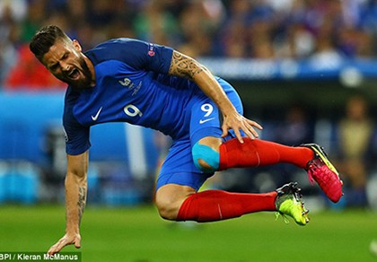 Giroud dính chấn thương, nguy cơ lỡ trận bán kết với Đức