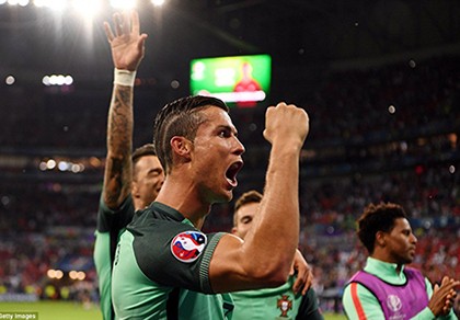 Tỏa sáng rực rỡ, Ronaldo đưa Bồ Đào Nha vào chung kết