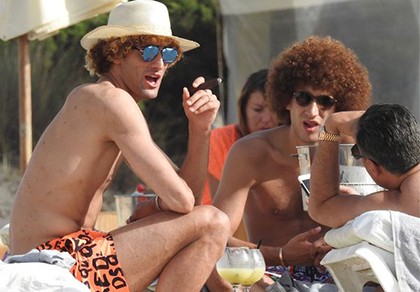 Fellaini hút thuốc trong kỳ nghỉ, Mourinho nói gì?